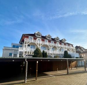 a large white building with a lot of windows at Ferienwohnung Kühlungsborn - Strand, Park und Wald in Kühlungsborn
