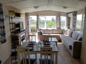 Χώρος καθιστικού στο Mobile Home - Vue Baie de Bonne Anse - La Palmyre - 2ch, clim, 6 pers