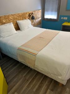 Postel nebo postele na pokoji v ubytování NESTOR HOTEL GAP et Restaurant