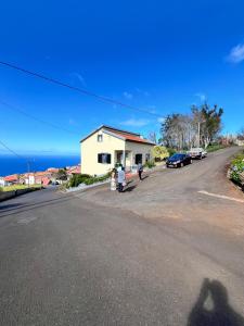 Un par de personas caminando por una calle en El Atardecer del Norte, en Salão