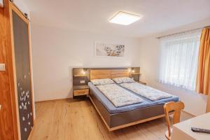 a small bedroom with a bed and a table at Schönes Apartment mit 80qm in Senales