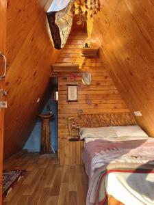Un dormitorio con dos camas en una cabaña de madera. en Earthen Pods, en Manali