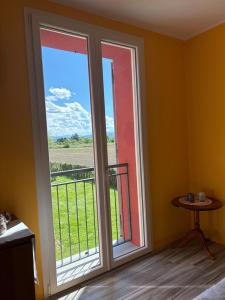a room with a window with a view of a field at Sala dell Estate Guest House in Secchia