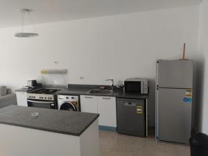 eine Küche mit Kühlschrank und Herd in der Unterkunft 3bedroom chalet swan lake north coast-388A in Zāwiyat al ‘Awwāmah + 6 Fotos