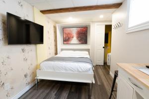 Ένα ή περισσότερα κρεβάτια σε δωμάτιο στο Hôtel les quatre bonheurs