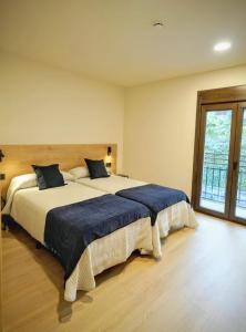 A bed or beds in a room at Hotel Casa Peix