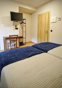 A bed or beds in a room at Hotel Casa Peix