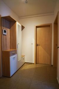 Mirandis Apartments - Modern Stays with Free Parking near Coresi Mall的厨房或小厨房