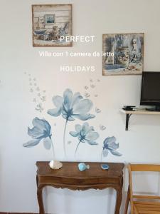 a wall mural of flowers on a wall at Regina sul Mare in Terracina