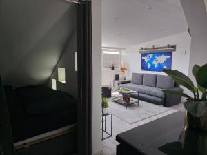 a living room with a couch and a table at 1,5 Zimmer Ferienwohnung Apartment in ruhiger Lage stadtnah Neu in Brunnthal in Brunnthal +10 photos