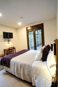 A bed or beds in a room at Hotel Casa Peix