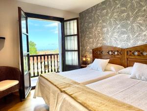 Postel nebo postele na pokoji v ubytování Hotel Rural El Texeu