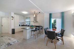 Η κουζίνα ή μικρή κουζίνα στο Beautiful 2 Bedroom Self Catering Apartment with Private Pool and Garden in the Encosta do Lago Resort in Quinta do Lago