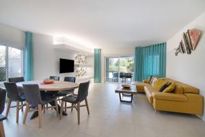 Μια τηλεόραση ή/και κέντρο ψυχαγωγίας στο Beautiful 2 Bedroom Self Catering Apartment with Private Pool and Garden in the Encosta do Lago Resort in Quinta do Lago