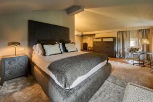 una camera con un grande letto e un tavolo di My Home For You - Città Alta a Bergamo