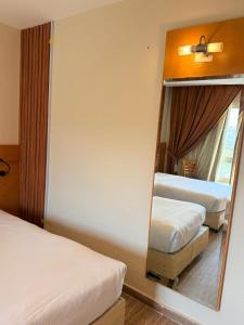 Postel nebo postele na pokoji v ubytování Al Saraya October Hotel