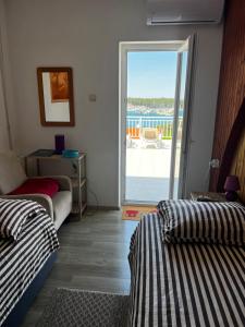 Postel nebo postele na pokoji v ubytování Apartments By The Sea