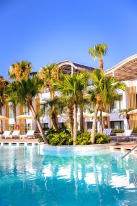 Bazén v ubytování Radisson Beach Resort Larnaca nebo v jeho okolí