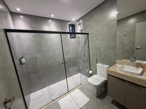 ein Badezimmer mit Dusche, Toilette und Waschbecken in der Unterkunft HOTEL JD cravinhos in Cravinhos