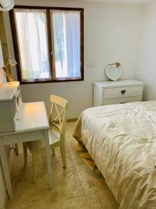 a bedroom with a desk and a bed and a chair at Appartement 2 chambres 2 salles de bains haute ville in Porto-Vecchio