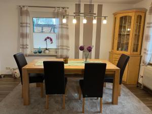 una sala da pranzo con tavolo e sedie in legno di Urlaub Natur Pur OVS 115 a Blowatz