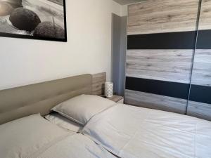 un letto in una camera da letto con un dipinto sul muro di Urlaub Natur Pur OVS 115 a Blowatz Altre 12 foto