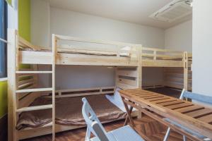 Uma ou mais camas em beliche num quarto em HOTEL 萃 the 3rd-雑餉隈駅前-無人ホテル-HOTEL SUI the third-ZASSHO-Unmanned Hotel