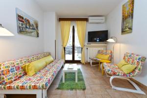 Posezení v ubytování Stylish flat with pool access and fully equipped spaces