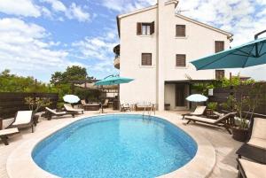 Bazén v ubytování Stylish flat with pool access and fully equipped spaces nebo v jeho okolí