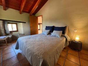 Postel nebo postele na pokoji v ubytování Casa Vella del Cuní
