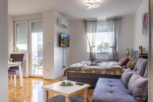 a living room with a couch and a table at Lana Lux 19 in Subotica