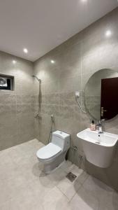 a bathroom with a toilet and a sink at شقة بأثاث فُندقي in Al Madinah