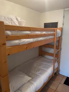 a couple of bunk beds in a room at Maison bord de mer pour 2 à 6 pers in La Tranche-sur-Mer