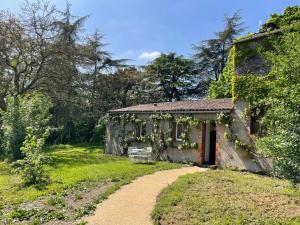 an old stone house with ivy growing on it at Gîte de la Rochejaquelein in Saint-Fulgent