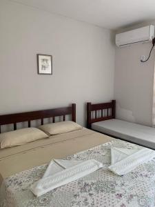 two beds sitting next to each other in a bedroom at Pousada Soleil de Genipabu in Extremóz