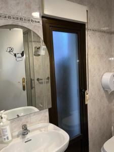 Un baño de Roomin Hostel