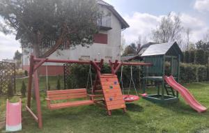 plac zabaw ze zjeżdżalnią i huśtawką w obiekcie Azyl Gąska w Gąskach