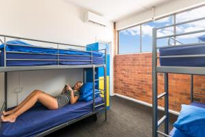 Двухъярусная кровать или двухъярусные кровати в номере Summer House Backpackers Brisbane