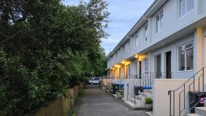une rangée de maisons avec des lumières latérales dans l'établissement Calm and central leafy Laugardalur, à Reykjavik