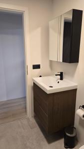 une salle de bain avec un lavabo et des toilettes dans l'établissement Calm and central leafy Laugardalur, à Reykjavik