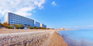 un edificio en una playa junto al agua en Mediterranean Hotel, en Rodas