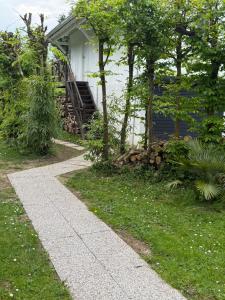 Ogród w obiekcie Escapade Romantique en Chalet Nature, Calme et Douceur au Bord de Marne