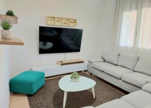 TV a/nebo společenská místnost v ubytování Thanos home corfu