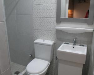 Kúpeľňa v ubytovaní Melody Studios Faliraki