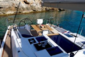 ''Alkyoni" Sailing Yacht في سلانيك: قارب في الماء عليه طاولة