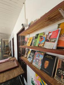 Knihovna v hostelu