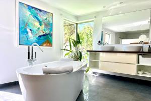 Fotografia z galérie ubytovania Stylish Ibiza Villa Near Beaches Private Pool & Lush Garden v destinácii Cala Llonga