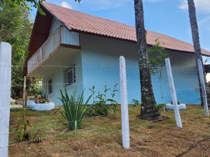 ein Haus mit einem Zaun davor in der Unterkunft Chalé do vó in Caldas
