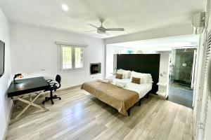 Televízia a/alebo spoločenská miestnosť v ubytovaní Stylish Ibiza Villa Near Beaches Private Pool & Lush Garden
