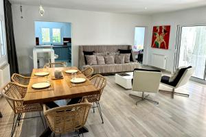 Posedenie v ubytovaní Stylish Ibiza Villa Near Beaches Private Pool & Lush Garden